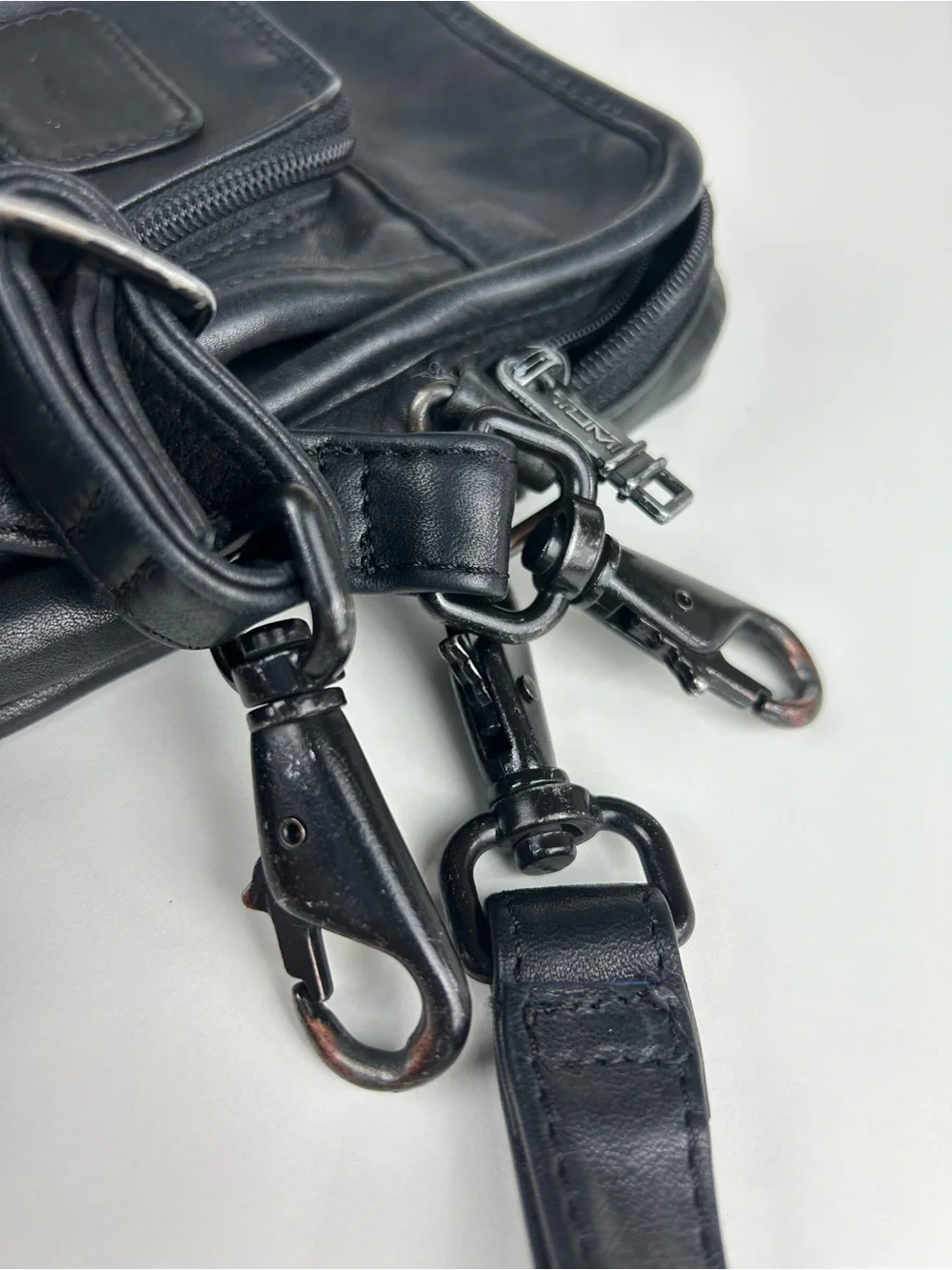 VINTAGE TUMI LEATHER CROSSBODY ORGANIZATION BAG BLACK